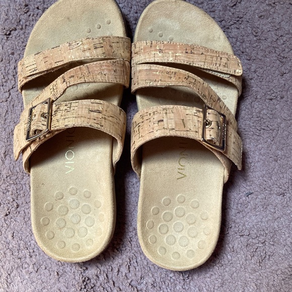 Women’s VIONIC tan gold flecked sandals size 7W or 7 Wide. - Picture 4 of 9